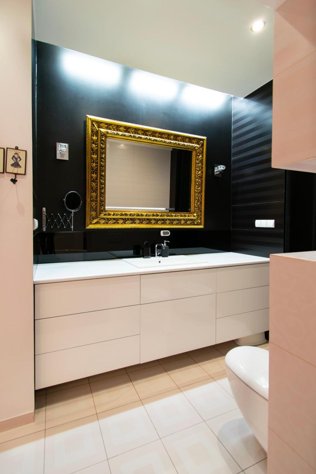 Spacious 3Br Apartment With Ac In Living Room, 2 Balconies คราคูฟ ภายนอก รูปภาพ